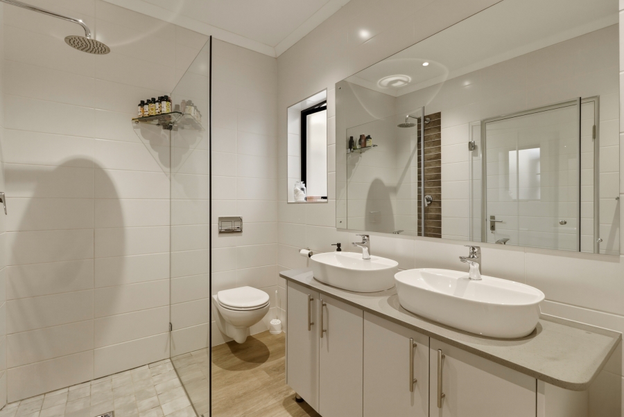 4 Bedroom Property for Sale in Somerset Ridge Western Cape